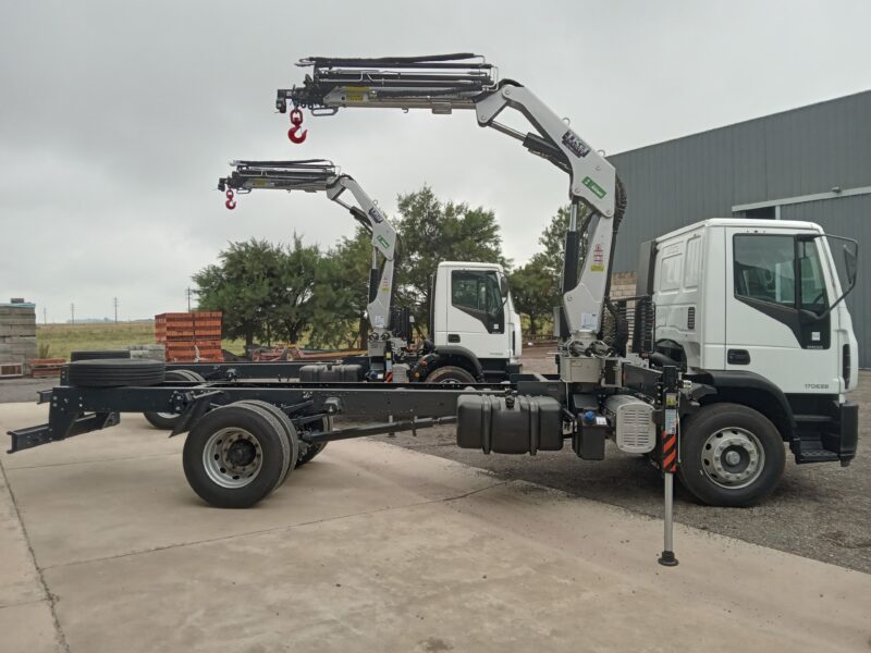 Ivecam S.A. equipó dos Iveco 170E29 con Hidrogrúas TKA 12.700 T